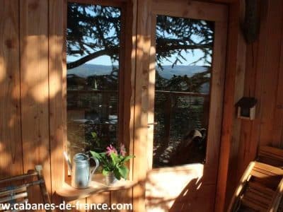 Cabane en bois avec vue panoramique, idéale pour un séjour nature en Auvergne.