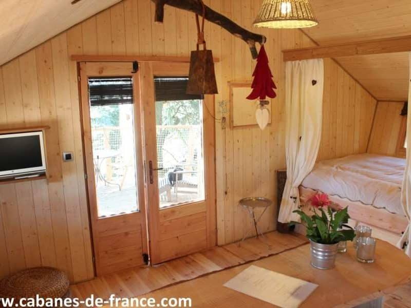 Cabane en bois cosy avec vue sur la nature et décoration chaleureuse.