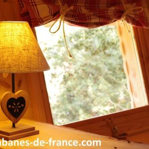Cabanes en bois en Auvergne-Rhône-Alpes, avec une lampe au design chaleureux.
