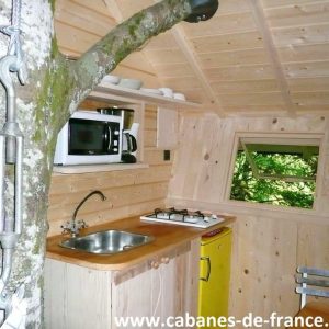 Cabane perchée en bois avec kitchenette et vue sur la nature en Bourgogne-Franche-Comté.