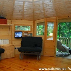 Cabane en bois à Bourgogne-Franche-Comté, avec intérieur chaleureux et vue sur la nature.