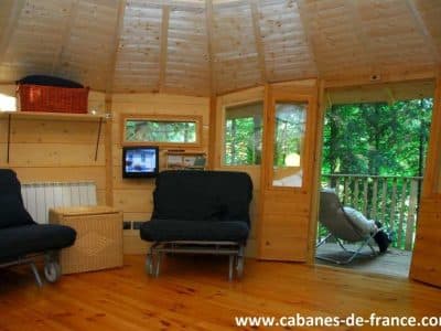 Cabane en bois à Bourgogne-Franche-Comté, avec intérieur chaleureux et vue sur la nature.