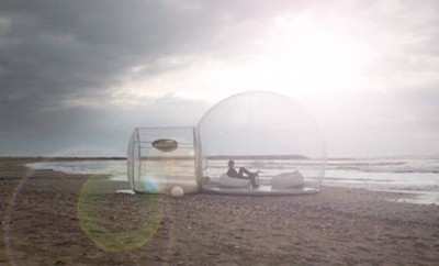 Bulle transparente en bord de mer