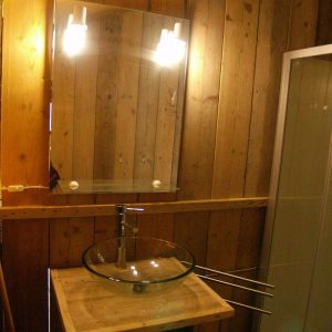 Hébergement insolite en Auvergne avec salle de bain en bois et lavabo design.