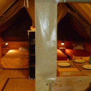 Tente aménagée en Auvergne, avec lits confortables et cuisine équipée.
