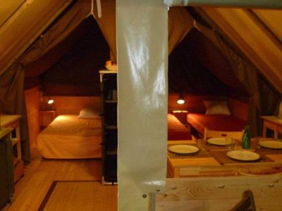 Tente aménagée en Auvergne, avec lits confortables et cuisine équipée.