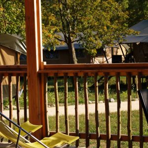 Hébergement insolite en Auvergne : tentes safari avec vue sur la nature verdoyante.