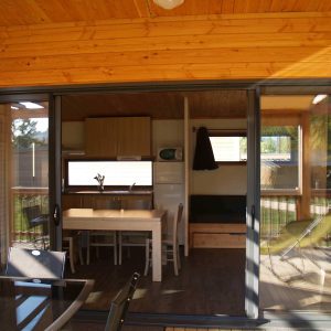 Hébergement insolite en Auvergne : chalet en bois avec vue sur la nature.