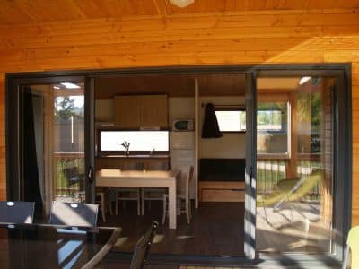 Hébergement insolite en Auvergne : chalet en bois avec vue sur la nature.