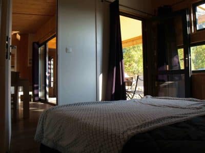 Hébergement insolite en Auvergne : intérieur lumineux avec vue sur la terrasse.