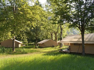 Séjournez dans des tentes safari au cœur de la nature verdoyante en Auvergne.