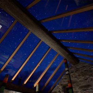 Hébergement insolite en Provence-Alpes-Côte dAzur avec un toit en verre pour admirer les étoiles.