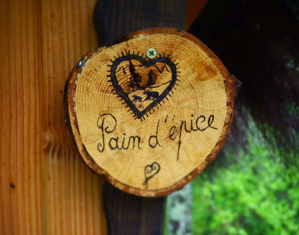 Cabane en bois Pain dépice avec une décoration en cœur gravée.