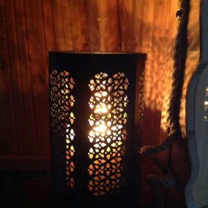 Lumière chaleureuse dune lampe dans un hébergement insolite en Auvergne-Rhône-Alpes.