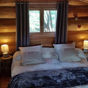 Chalet en bois douillet à Champagne-Ardennes, avec lit confortable et vue sur la nature.