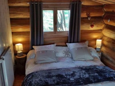 Chalet en bois douillet à Champagne-Ardennes, avec lit confortable et vue sur la nature.