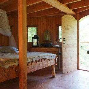 Cabane en bois au cœur de lAuvergne, avec lit douillet et vue sur la nature.
