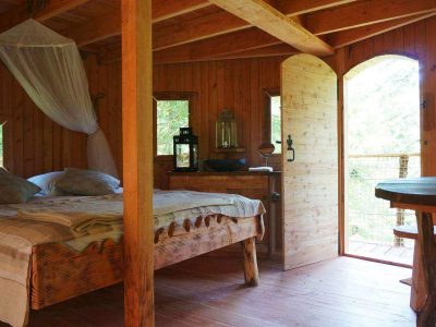 Cabane en bois au cœur de lAuvergne, avec lit douillet et vue sur la nature.
