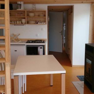 Hébergement insolite en bois à Grand-Est, avec cuisine moderne et poêle à bois.