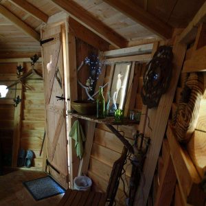 Intérieur chaleureux dune cabane en bois, avec des éléments décoratifs rustiques.