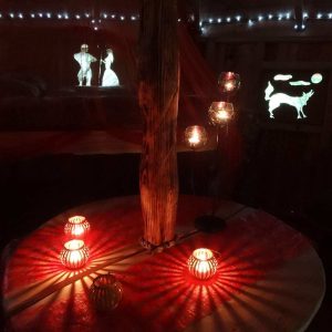 Hébergement insolite en Midi-Pyrénées, avec lanternes colorées et décorations lumineuses.