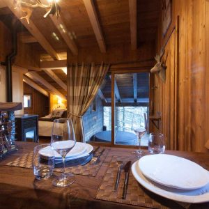 Chalet en bois chaleureux avec vue sur la nature, idéal pour un séjour insolite.