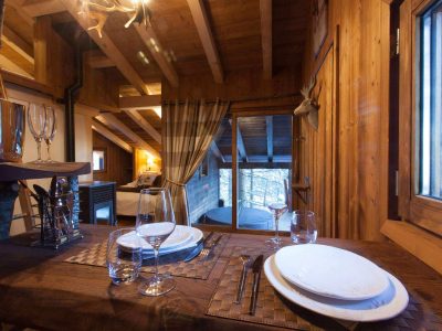 Chalet en bois chaleureux avec vue sur la nature, idéal pour un séjour insolite.