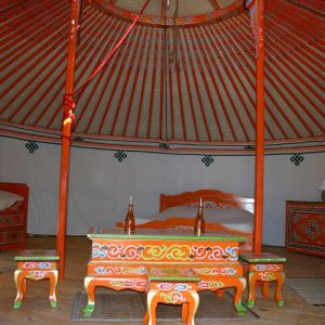 Yourte colorée avec mobilier traditionnel, située en Provence-Alpes-Côte dAzur.