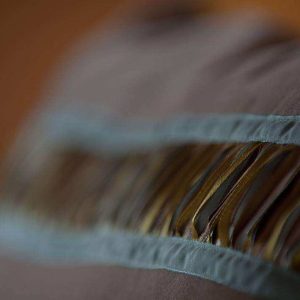 Hébergement insolite en Centre, avec un coussin décoratif aux motifs colorés.