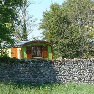 Cabane colorée entourée de verdure, offrant un cadre paisible en Centre.