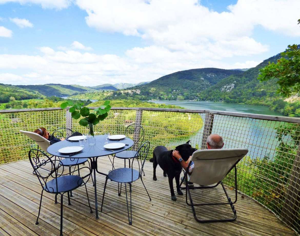 Hébergement insolite en Auvergne-Rhône-Alpes avec vue panoramique sur le lac.
