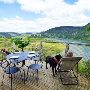 Hébergement insolite en Auvergne-Rhône-Alpes avec vue panoramique sur le lac.