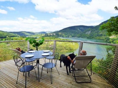 Hébergement insolite en Auvergne-Rhône-Alpes avec vue panoramique sur le lac.