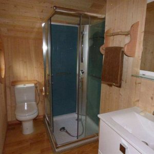 Salle de bain en bois moderne dans un hébergement insolite en Auvergne-Rhône-Alpes.