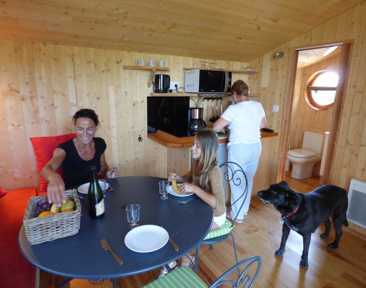 Hébergement insolite en bois en Auvergne-Rhône-Alpes, avec cuisine et ambiance conviviale.