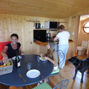 Hébergement insolite en bois en Auvergne-Rhône-Alpes, avec cuisine et ambiance conviviale.