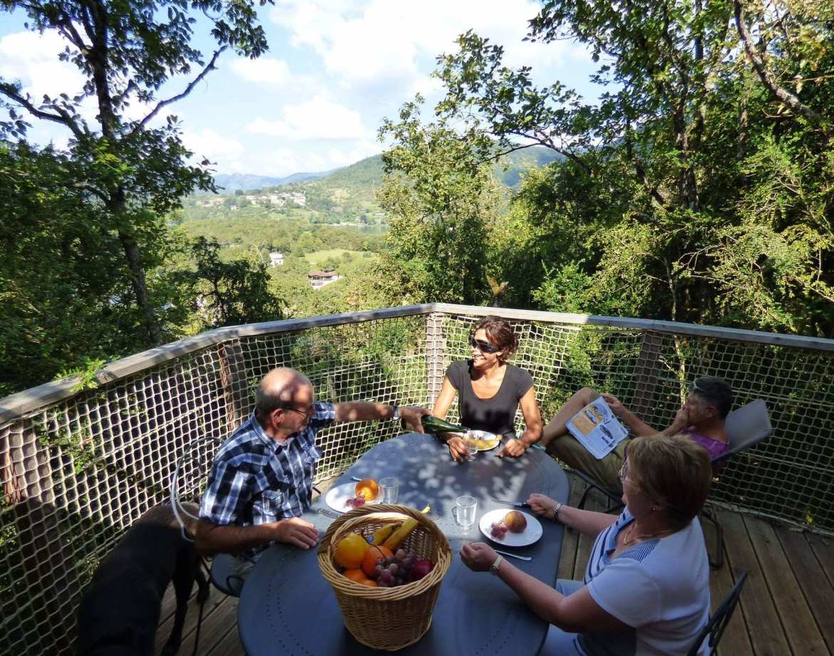 Séjournez dans une cabane perchée en bois avec vue sur la vallée et repas en plein air.