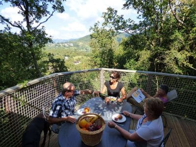 Séjournez dans une cabane perchée en bois avec vue sur la vallée et repas en plein air.