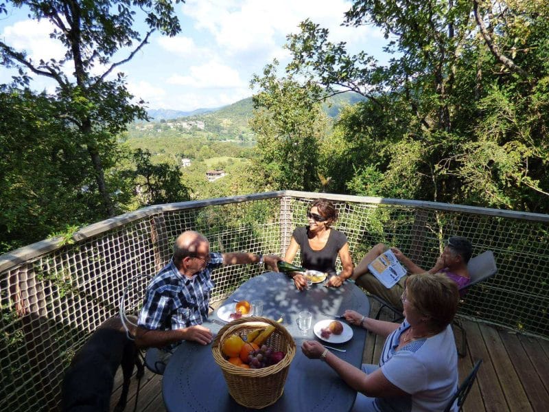 Hébergement insolite en cabane perchée, repas en plein air avec vue sur la nature.