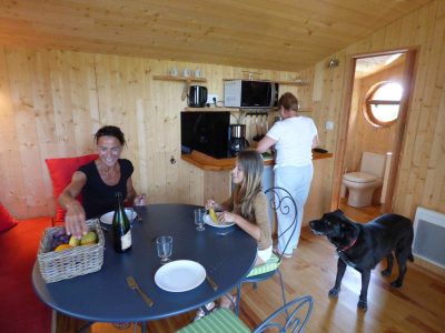 Hébergement insolite en bois en Auvergne-Rhône-Alpes, intérieur chaleureux et convivial.