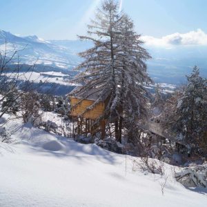 Cabane perchée en bois, entourée de neige et de montagnes en Provence-Alpes-Côte dAzur.
