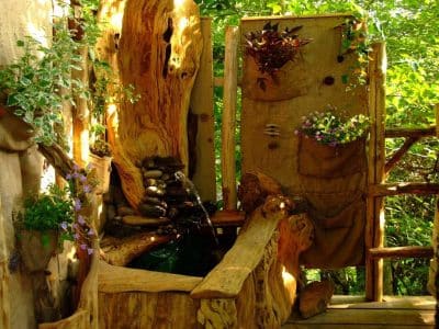 Hébergement insolite en bois à Limousin, avec une décoration florale naturelle.