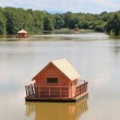 Une cabane flottante au milieu d'un lac