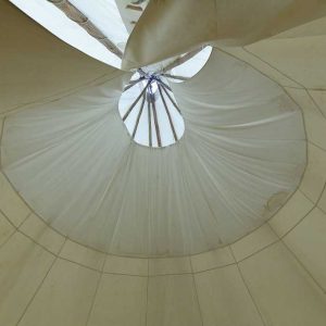 Vue intérieure dun tipis en Auvergne-Rhône-Alpes, avec un toit en toile et lumière naturelle.
