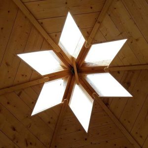 Hébergement insolite en Auvergne-Rhône-Alpes, toit en étoile avec fenêtres lumineuses.