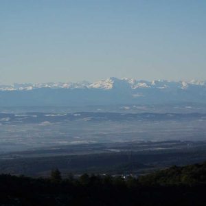 Hébergement insolite en Languedoc-Roussillon avec vue panoramique sur les montagnes enneigées.