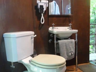 Salle de bain dun hébergement insolite en Aquitaine, avec toilettes modernes et lavabo.