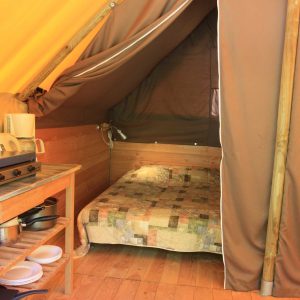 Tente safari confortable en Provence-Alpes-Côte dAzur, avec lit douillet et kitchenette.