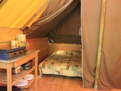 Tente safari confortable en Provence-Alpes-Côte dAzur, avec lit douillet et kitchenette.