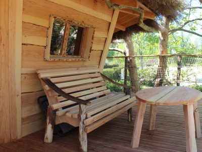 Cabane en bois avec terrasse, banc en bois et vue sur la nature en Provence-Alpes-Côte dAzur.